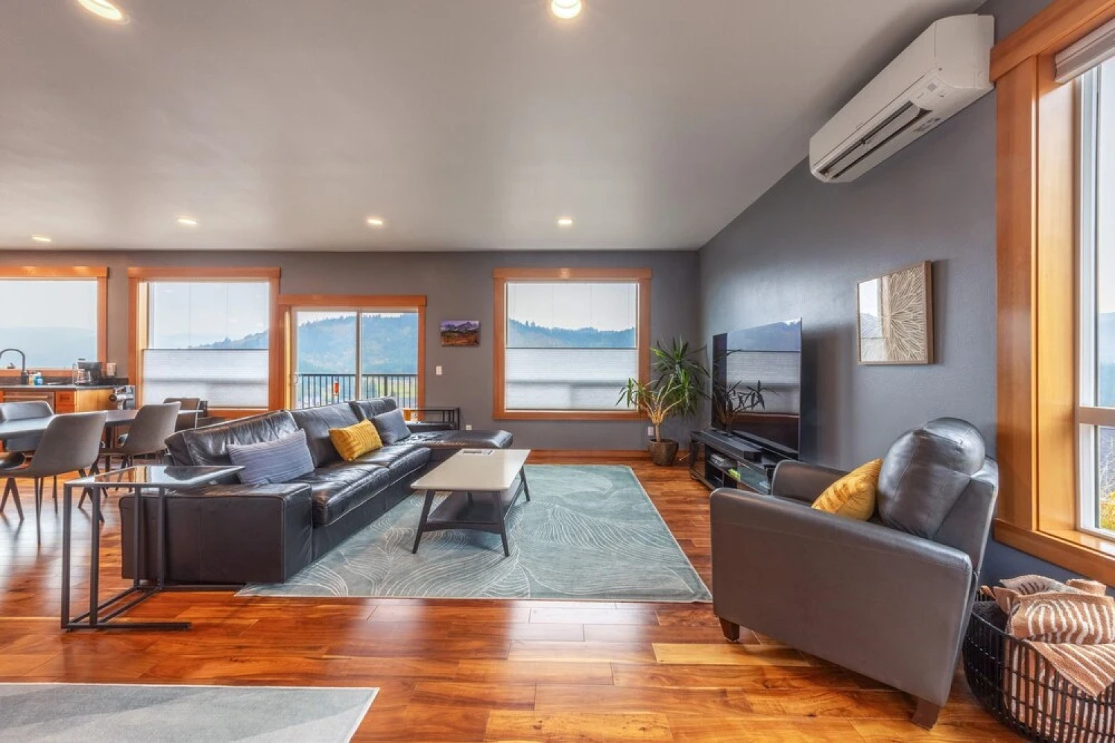 Spring Haus 2 Bedroom Home by RedAwning