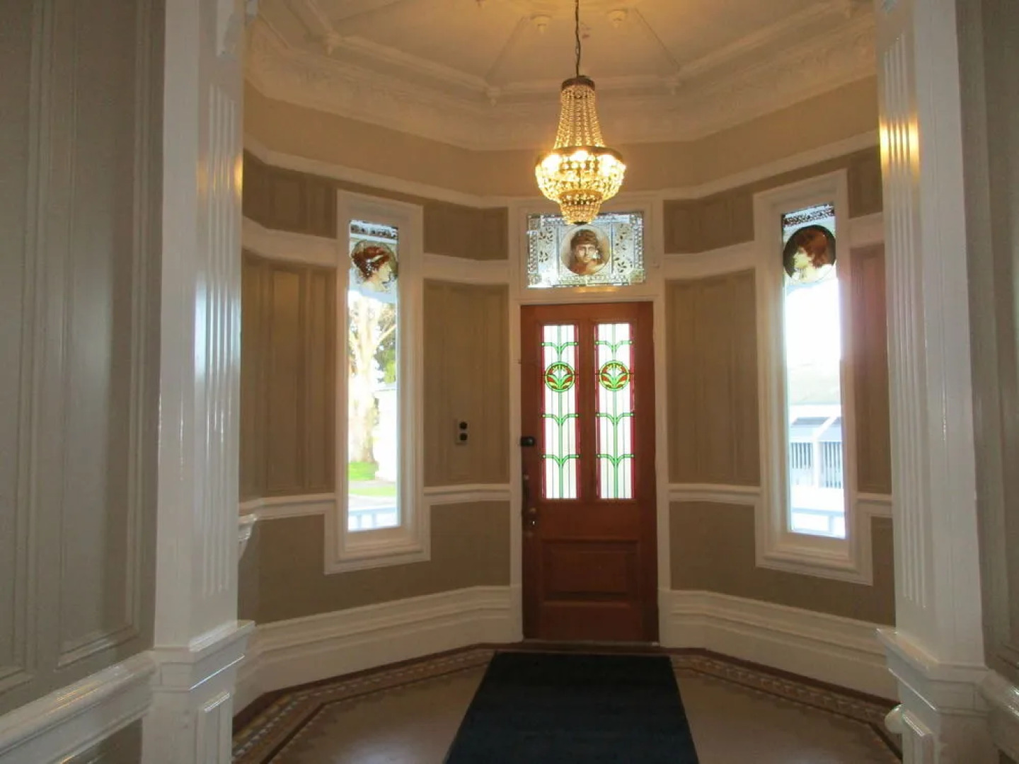 Valmai House & Motel