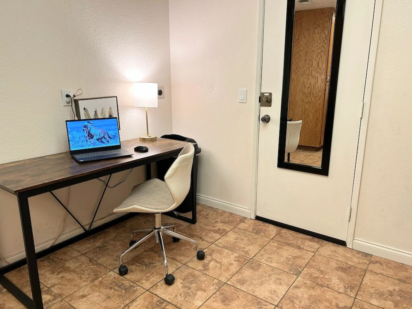 Private bedroom in Western Horizon Home