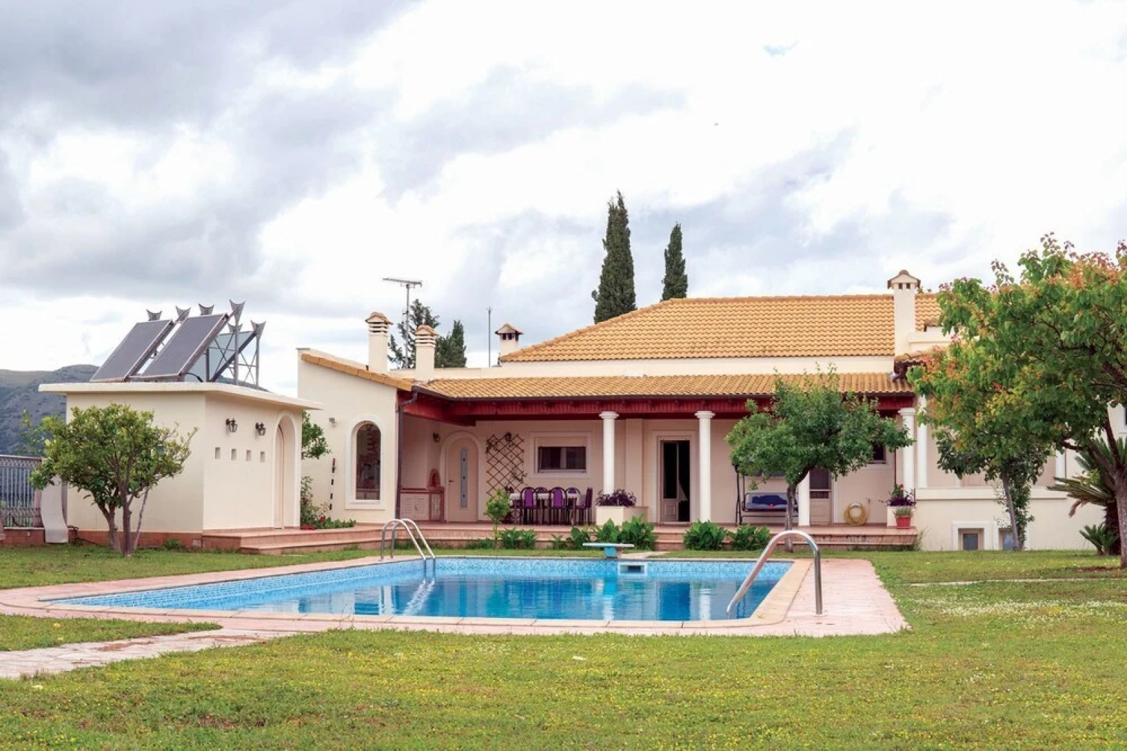 Beautiful Villa With Private Garden And Pool