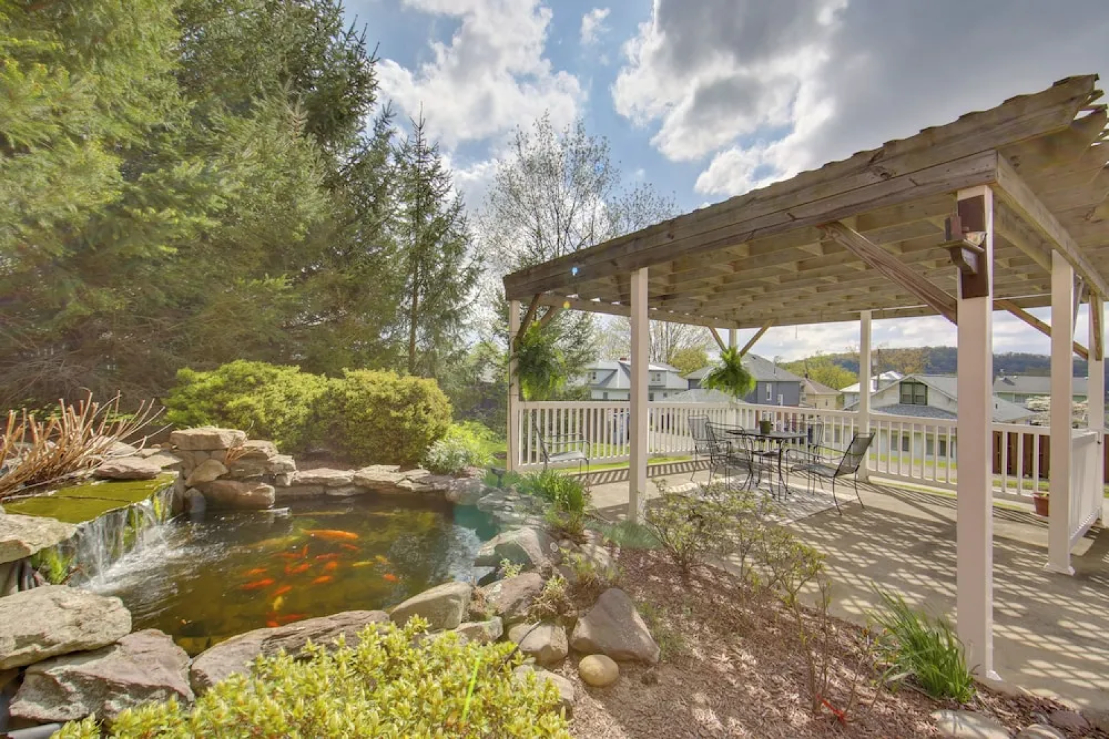 Conference Center & Pond: New Kensington Apartment