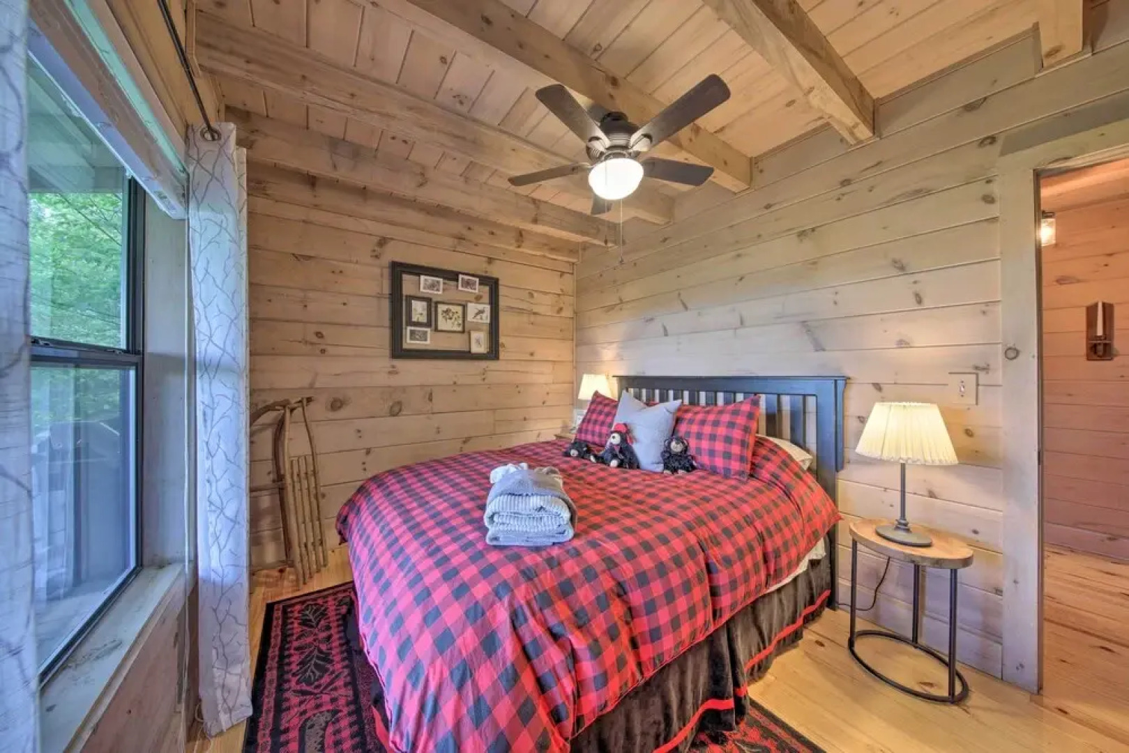 Treetop Hideout w/ Long-range Mountain Views!