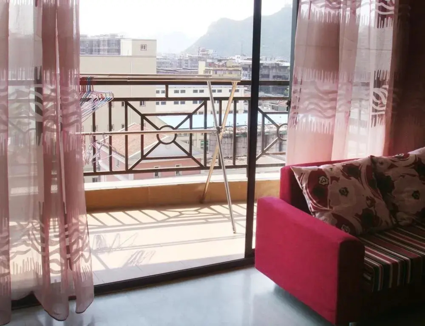 Guilin Li Show Short Rent Apartment