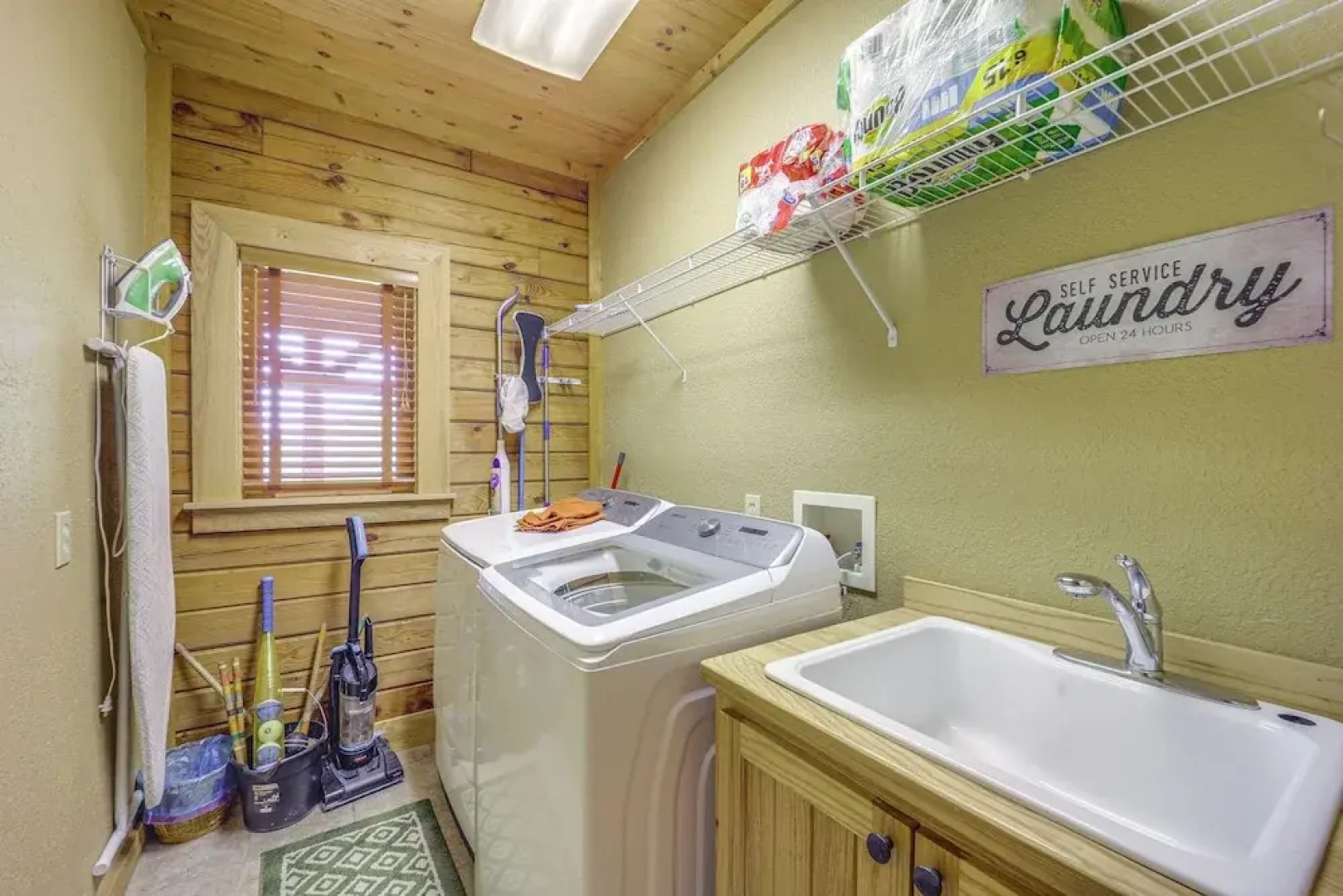 4 Mi to Grandfather Mountain: Cabin in Newland!