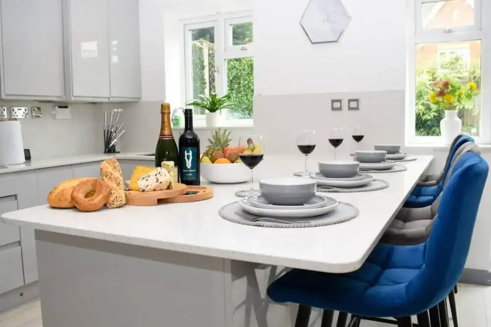 Amazing 4BR Near Hospital, Free Parking, Sleeps 10