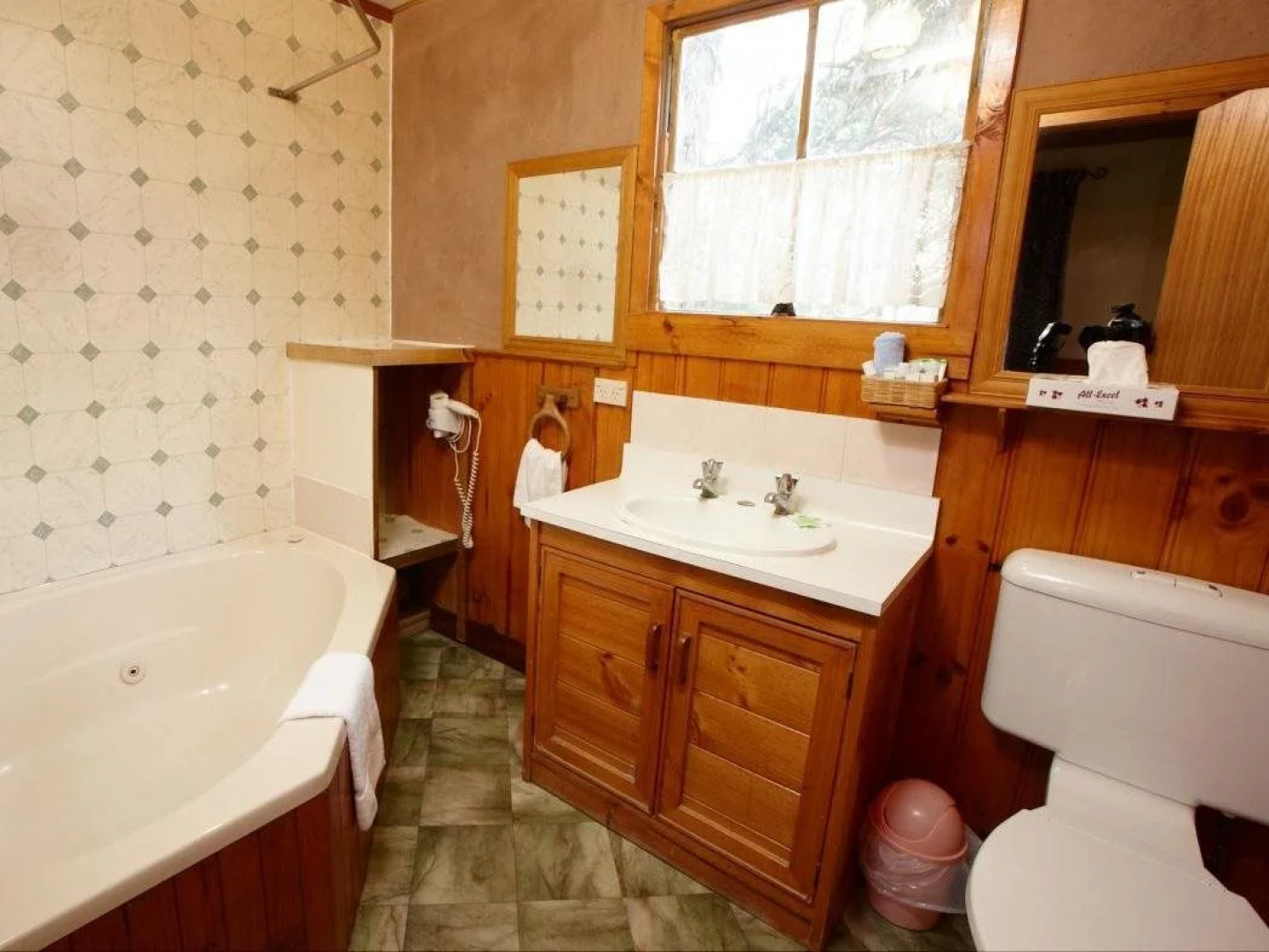 Crayfish Creek Van & Cabin Park