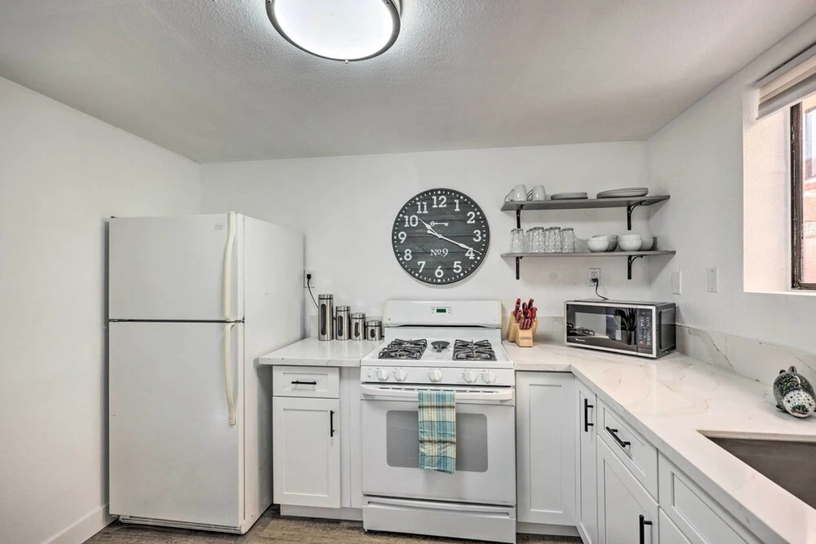 Oxnard Apartment < 1/2 Mi to Beaches!