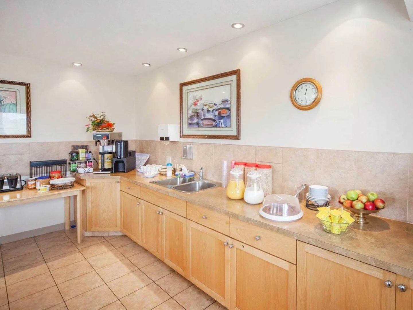 Econo Lodge Inn & Suites