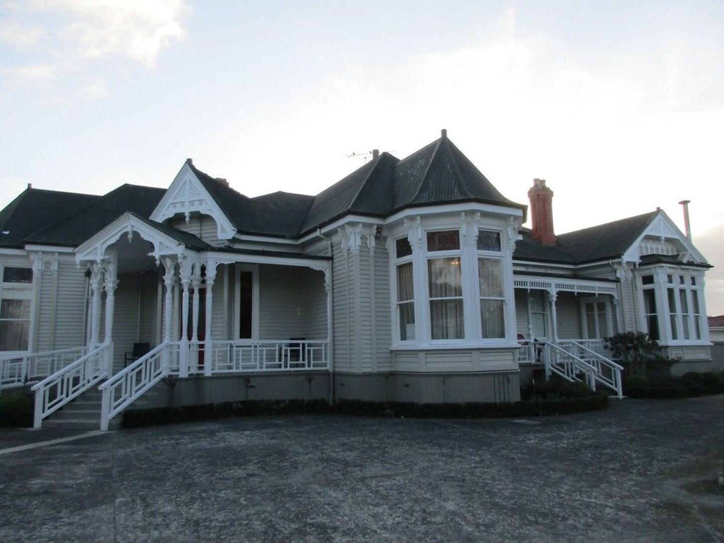 Valmai House & Motel