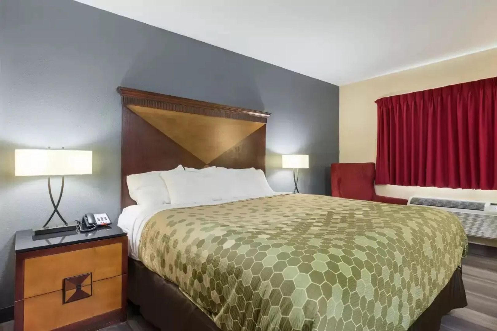 Econo Lodge Inn & Suites