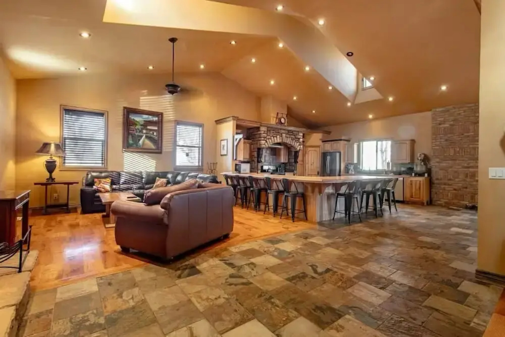 14 Guests 5BR 2BA Game room and Living