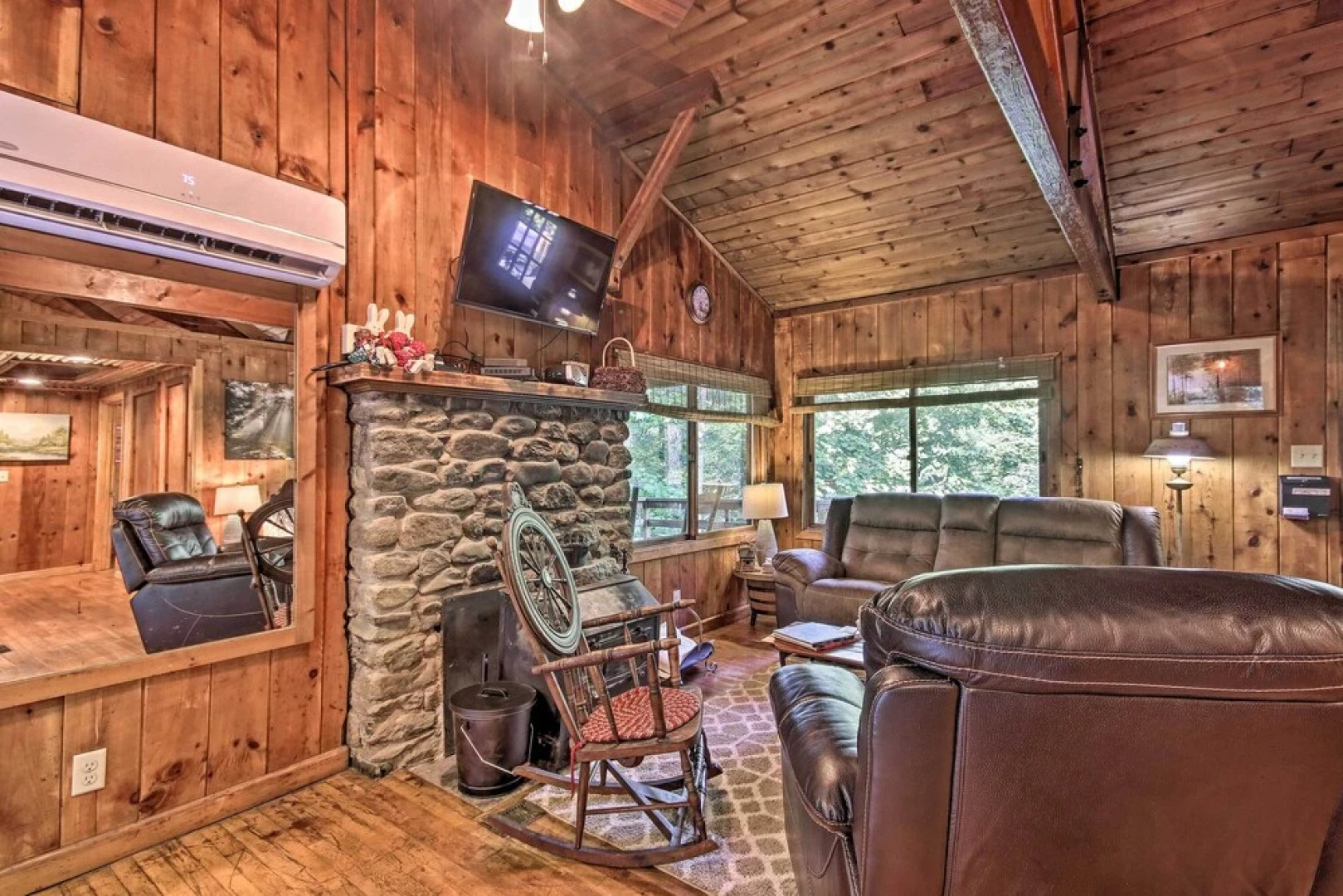 Secluded Stanardsville Cabin w/ 10 Acres & Hot Tub