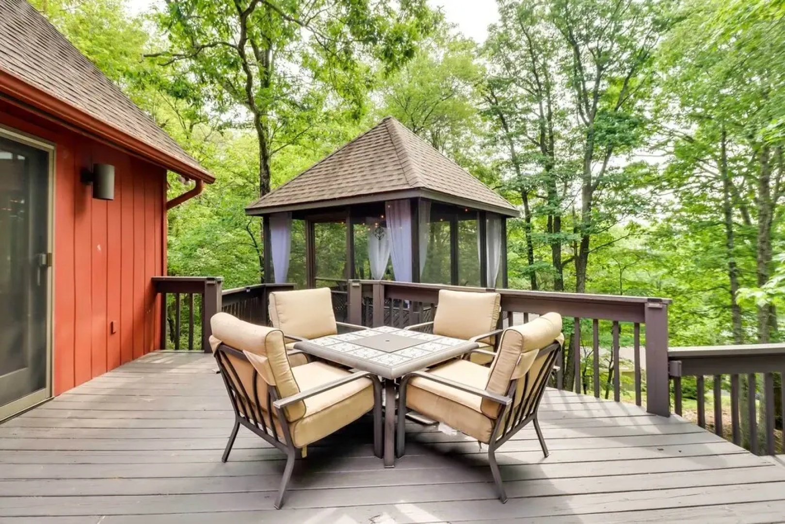Outdoor Theater, Deck & Fire Pit: Poconos Retreat