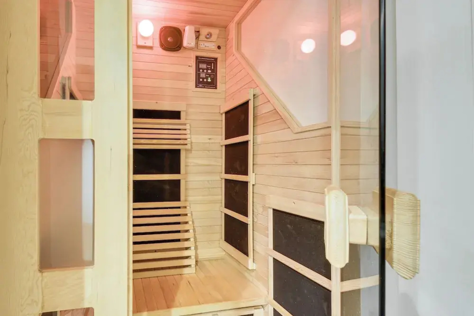 Vibrant Downtown Cincinnati Townhome w/ Sauna!