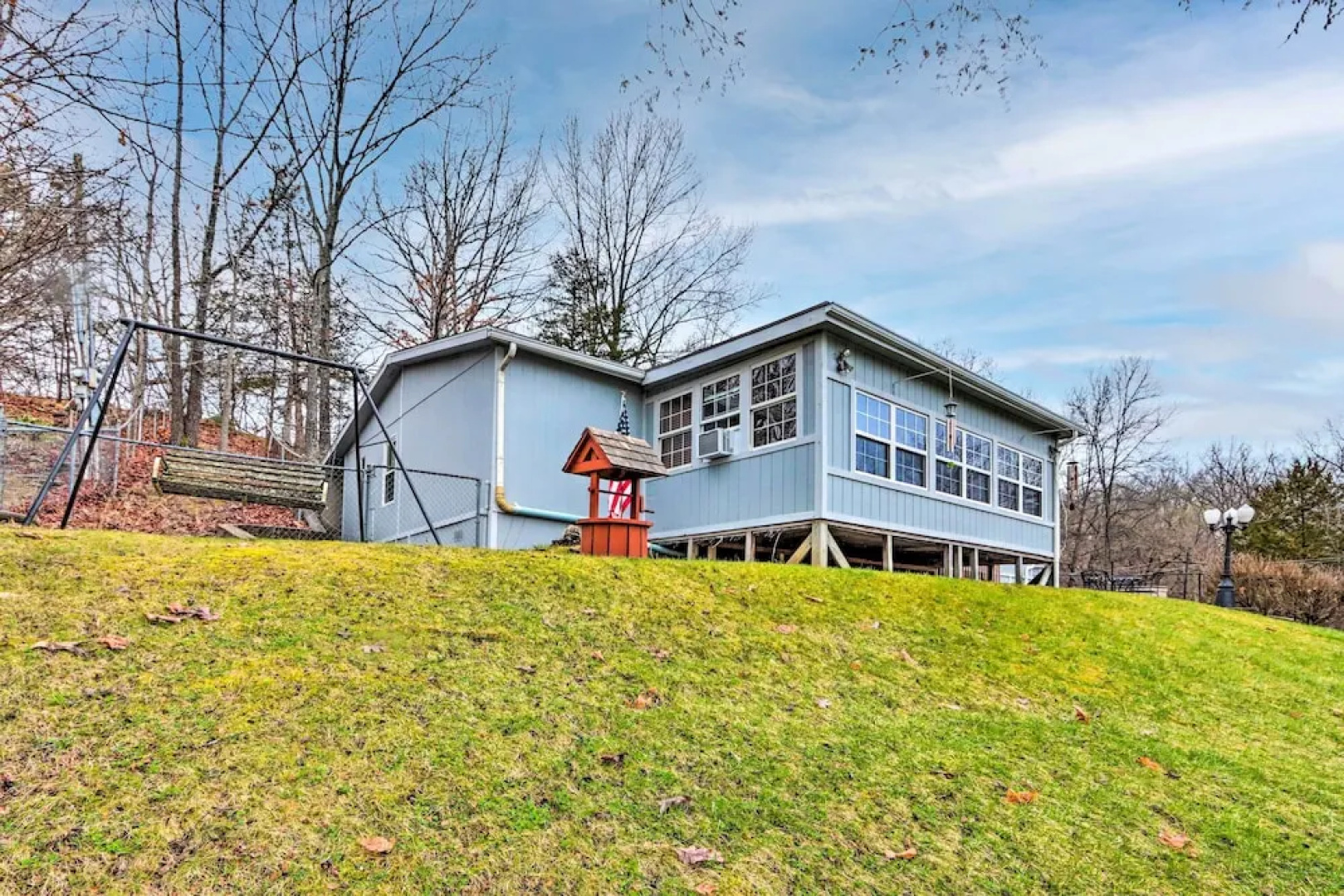 8 Mi to Beach: Lake-view Haven in Linn Creek!