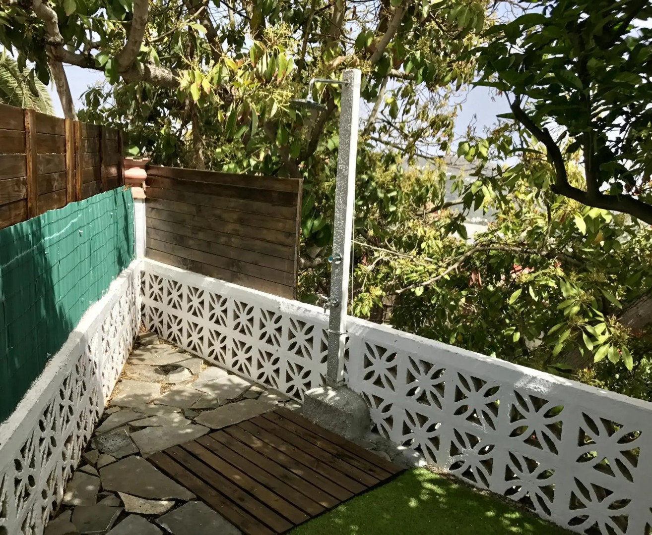 Flatguest Glass House