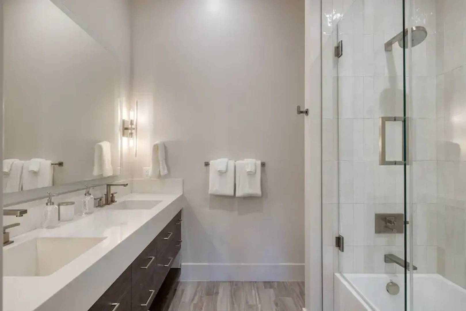 Reflection by Avantstay Sleeps 18 Lake Views Hot Tub Game Room