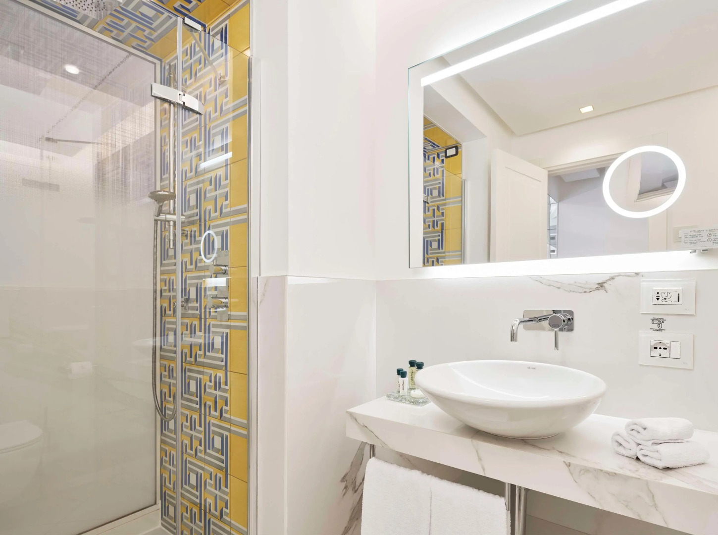 De Bonart Naples, Curio Collection by Hilton