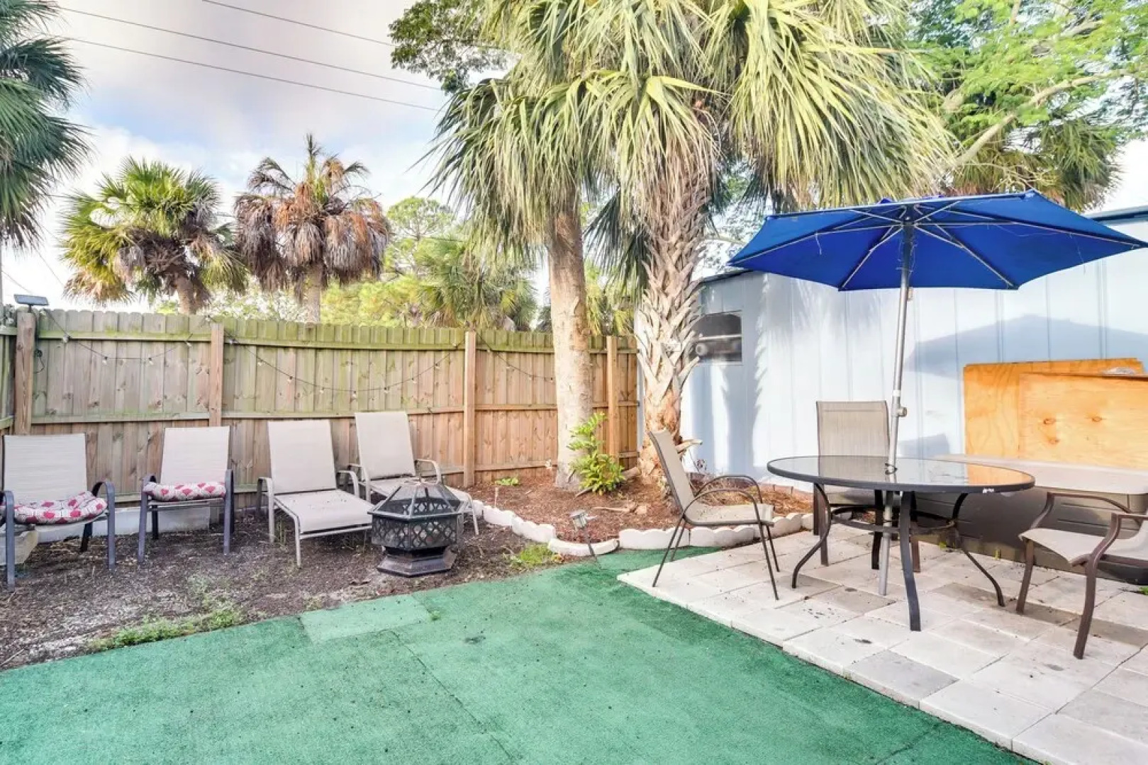 Remodeled Seminole Apt + Yard: 3 Mi to Beach!