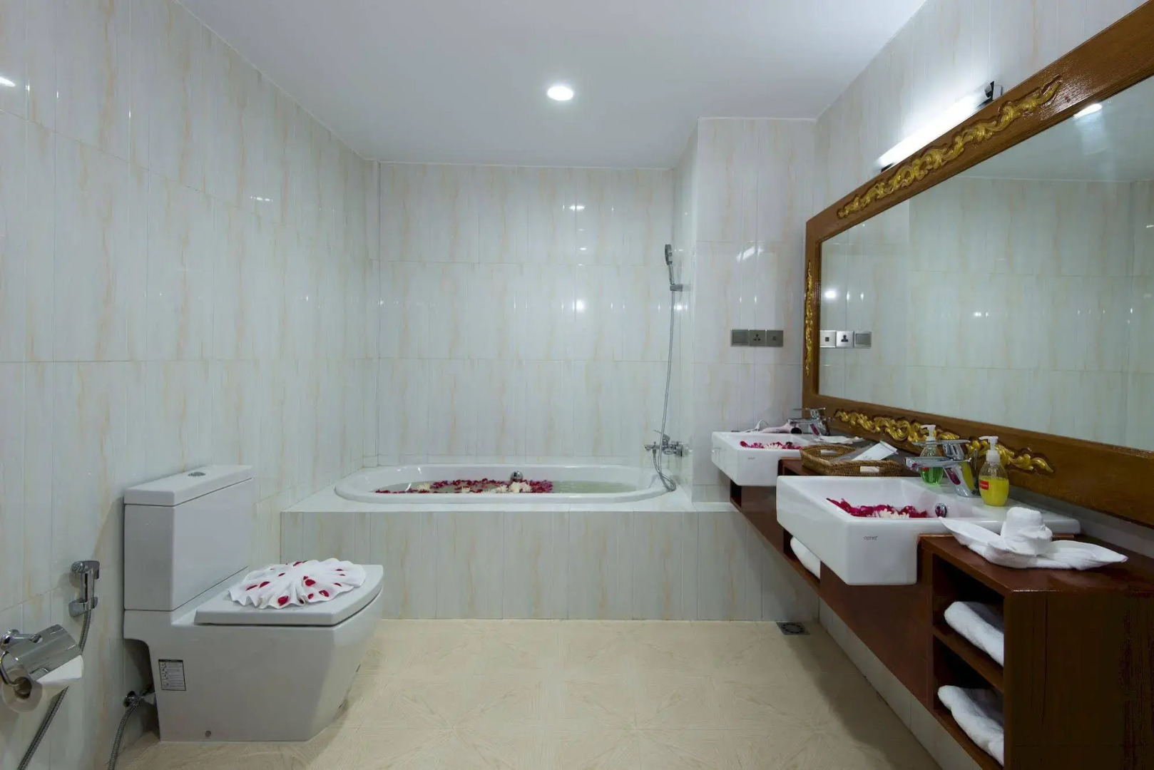 Su Tine San Royal Palace Hotel