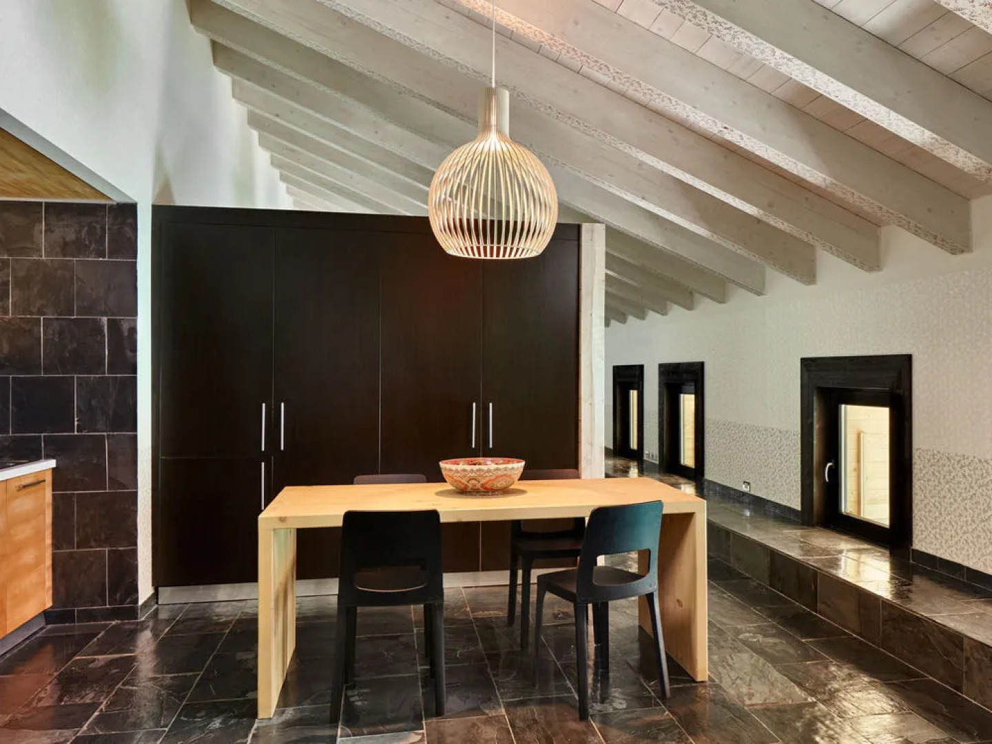 MAANJA Lake Front Suite and Restaurant