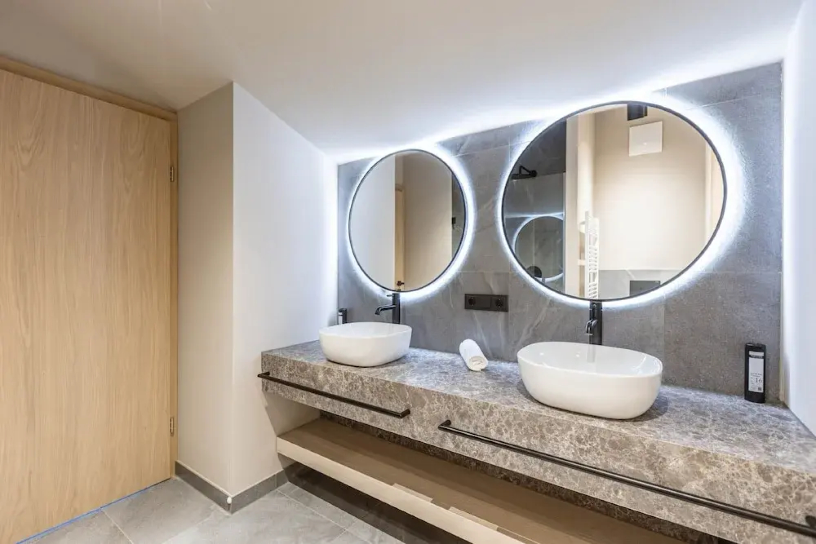 Apartment With 3 Private Terraces