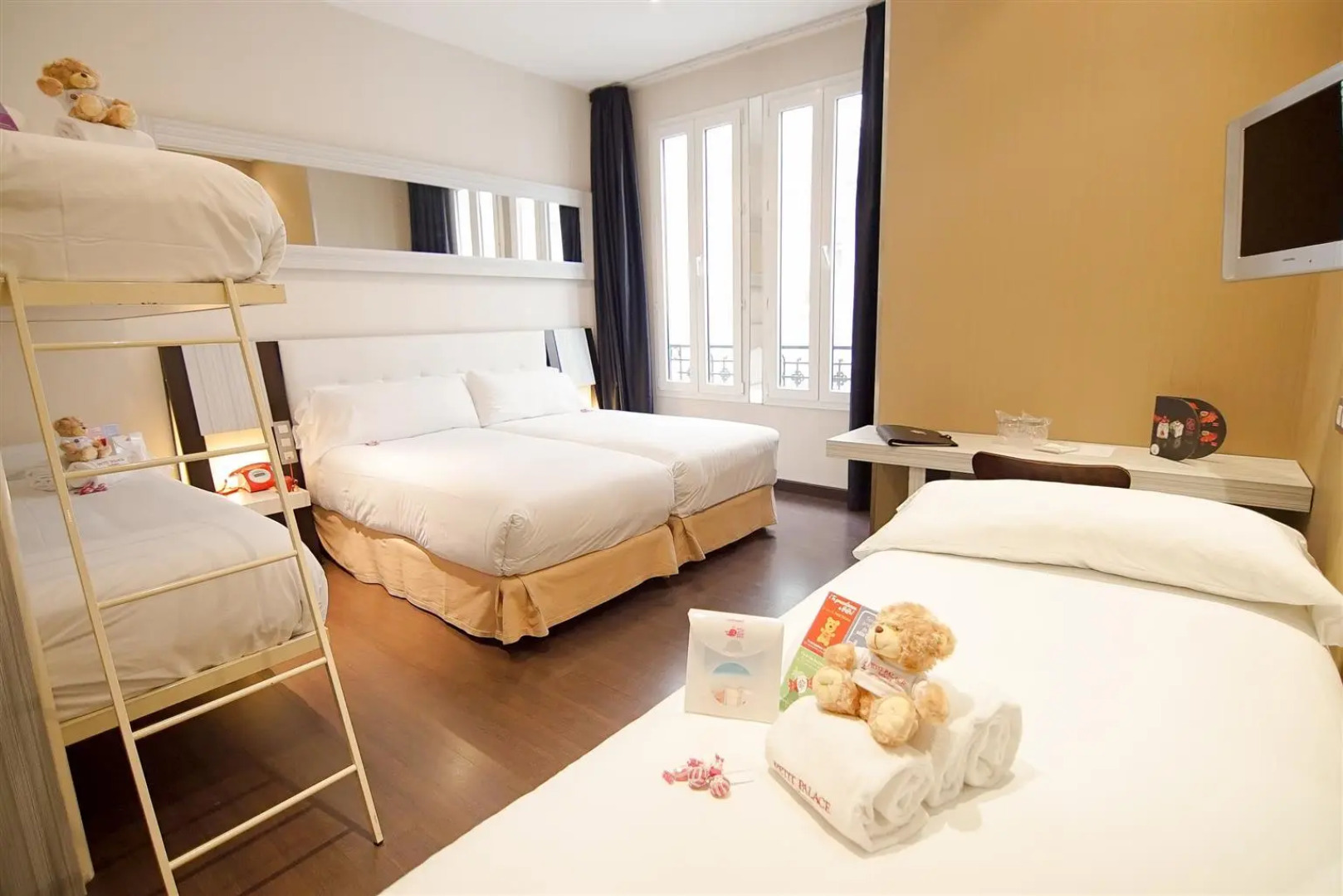 Отель Petit Palace Triball