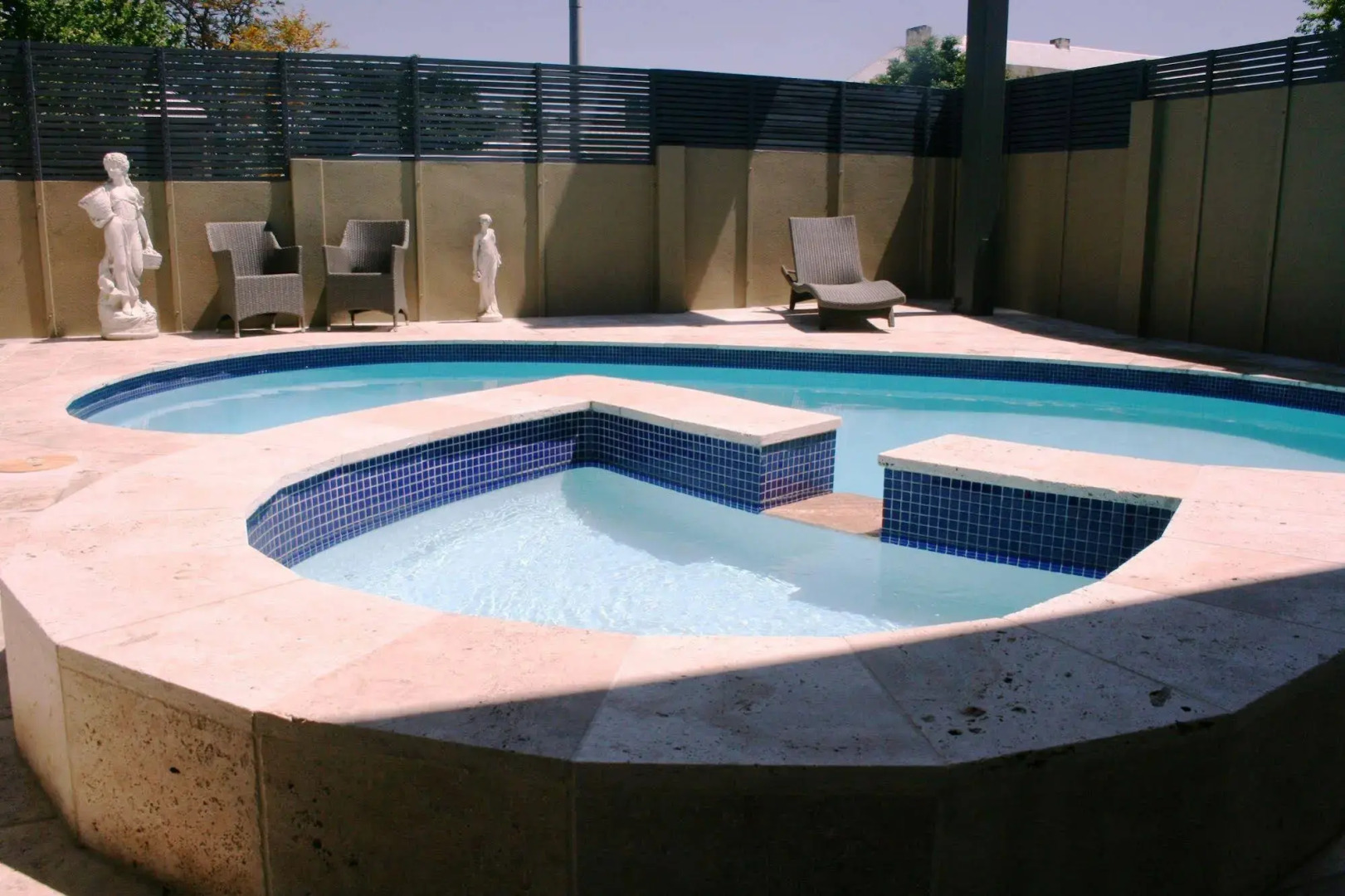 Noah's Mid City Motor Inn