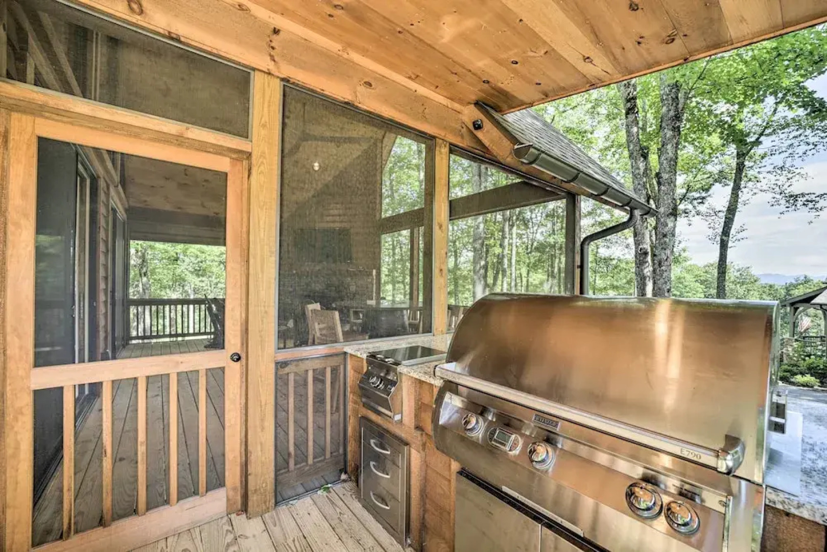 7 Mi to Ski Sapphire Valley: Resort-style Retreat