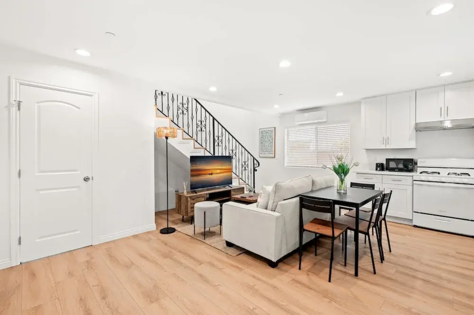 Cozy Modern Stay in Alhambra 30plus Days Welcome