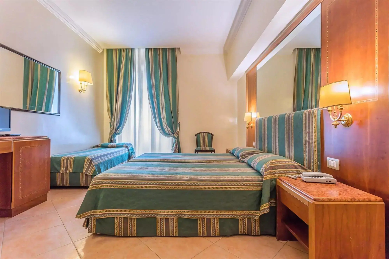 Raeli Hotel Lux