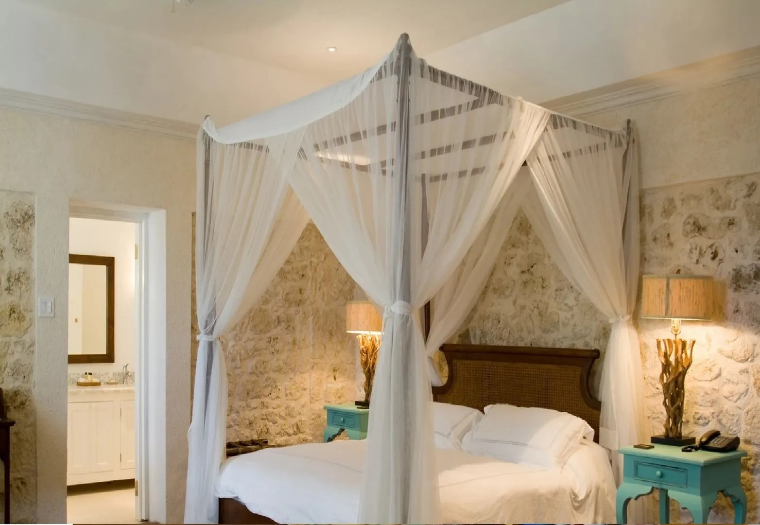 Atlantis Historic Inn