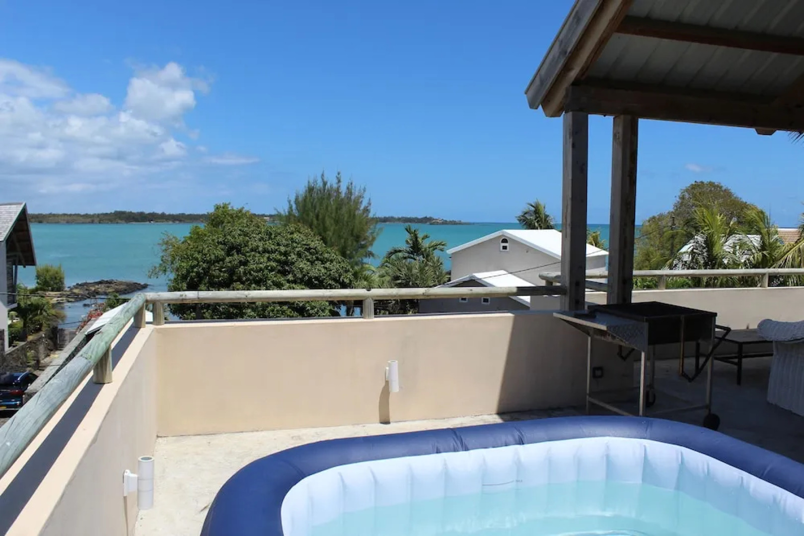 Luxury beachfront villa with private pool and cozy Pavillon with private jacuzzi on rooftop terrace