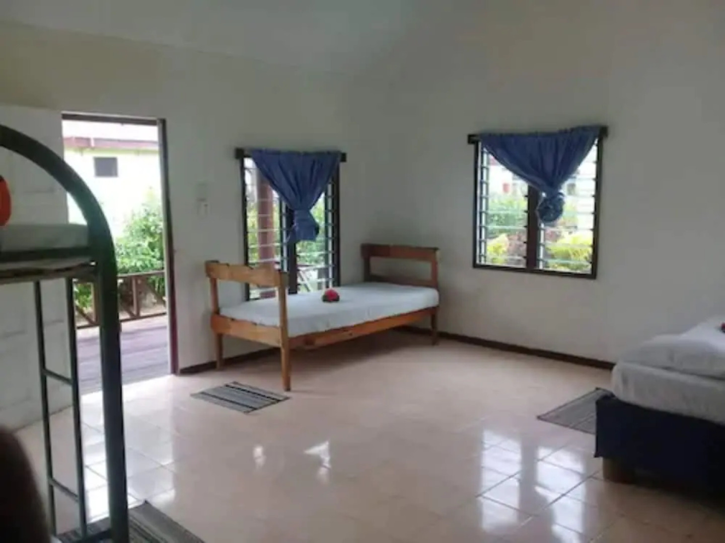 Safe Landing Eco Lodge