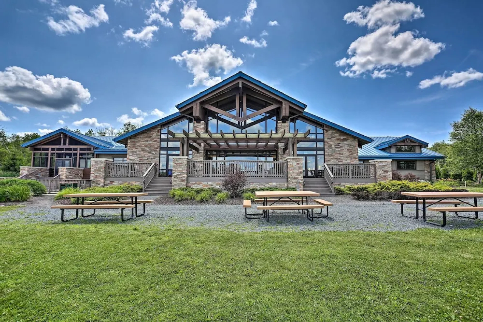 Arrowhead Lake Amenities: Quaint Home w/ Fireplace