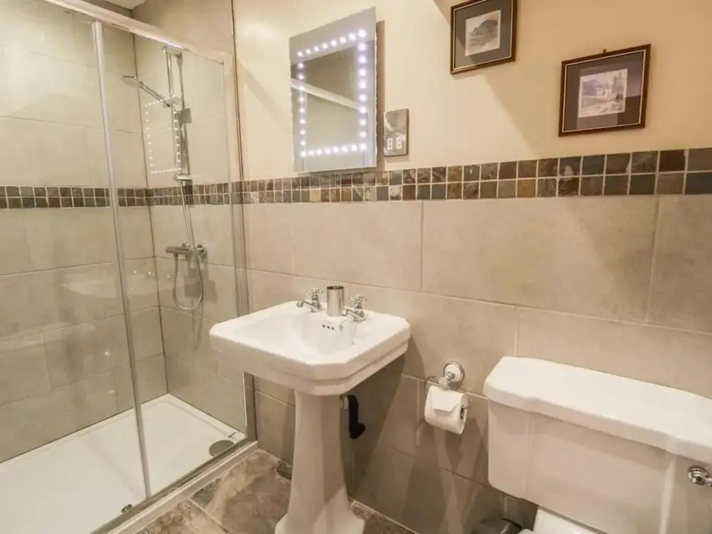 Cosy Barn - Sleeps 8, Hot Tub & Countryside Views