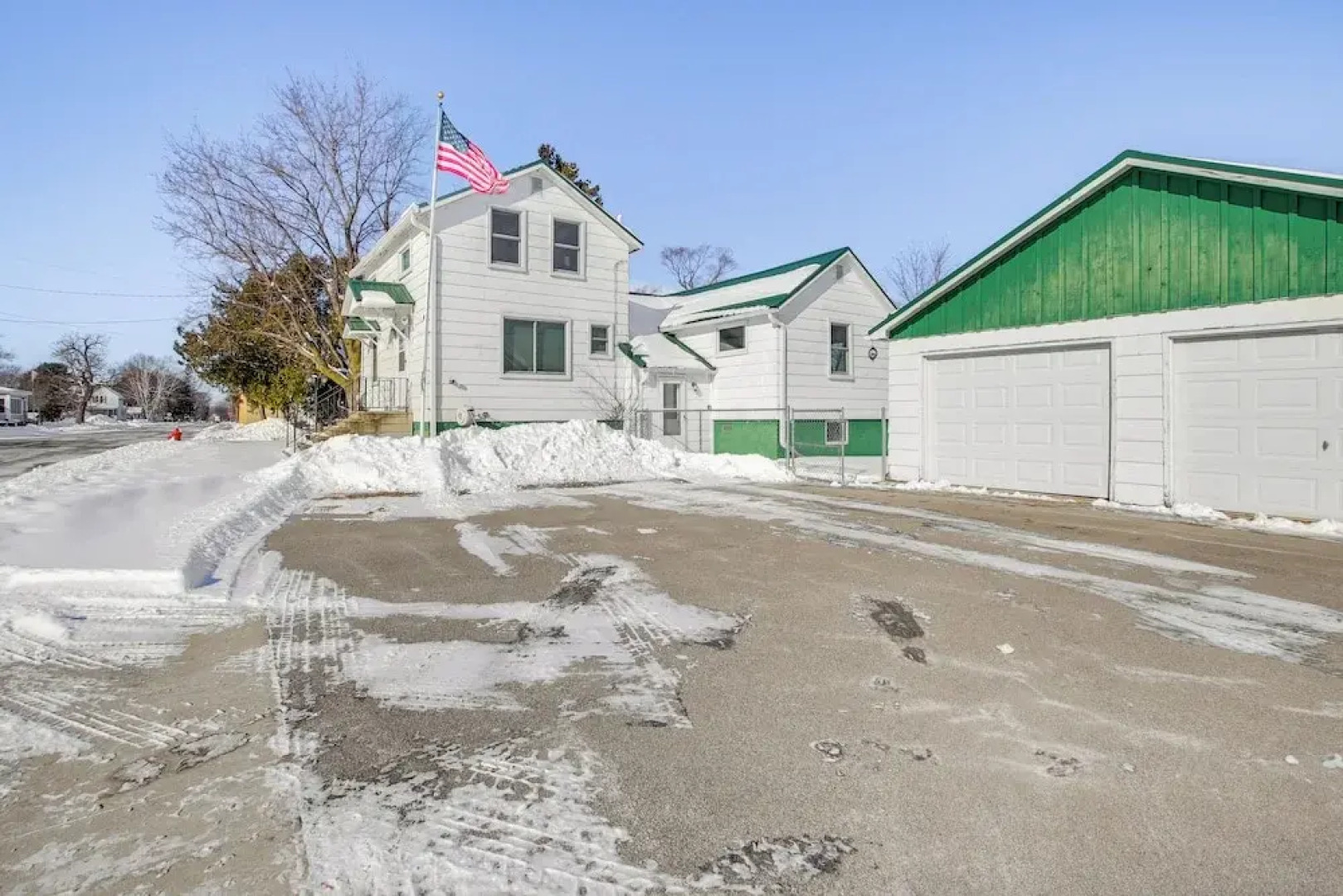 Boat Dock: Riverfront Oconto Home!