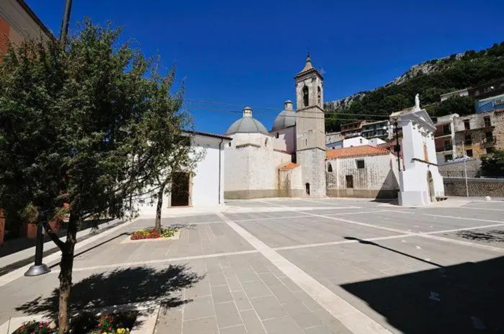 Drommire In Plassa E Clesia