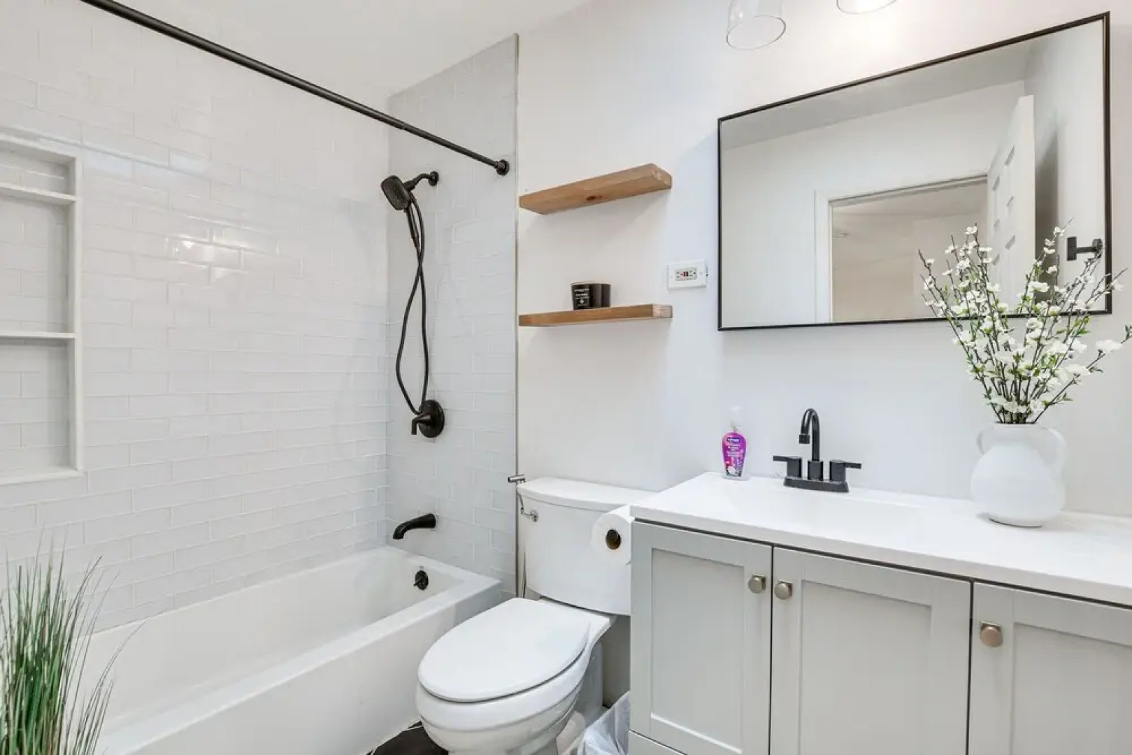 Family-friendly Villa Park Home: 16 Mi to Chicago!, Villa Park