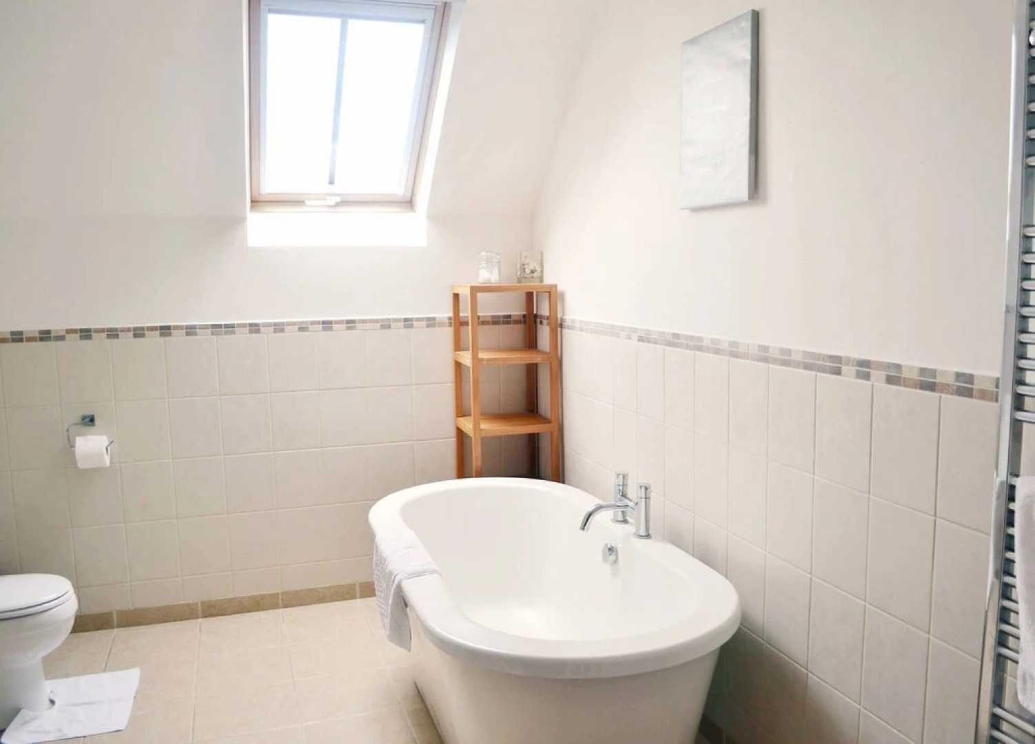 Beautifully converted 400-year-old threshing barn. Pet-friendly.