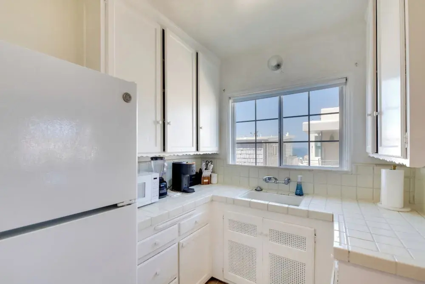 Walk to Sand & Surf - Bright Manhattan Beach Apt!
