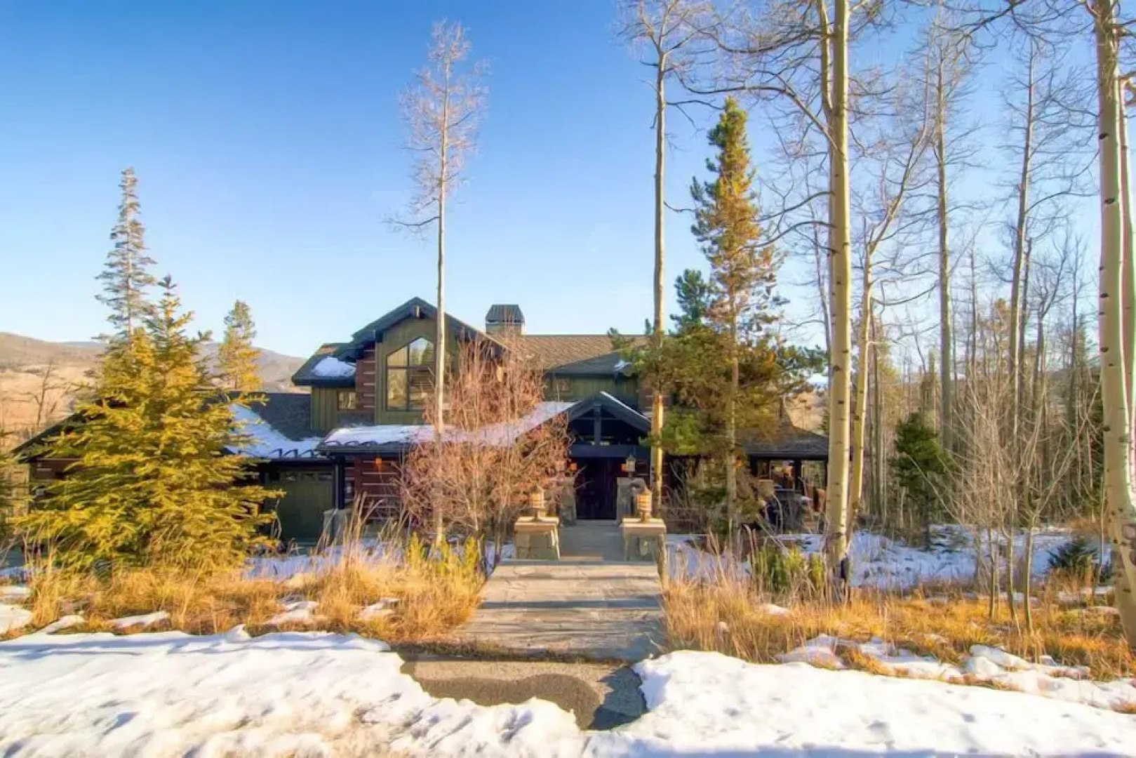 Three Peaks Mountain Lodge 5 Bedroom Home by RedAwning