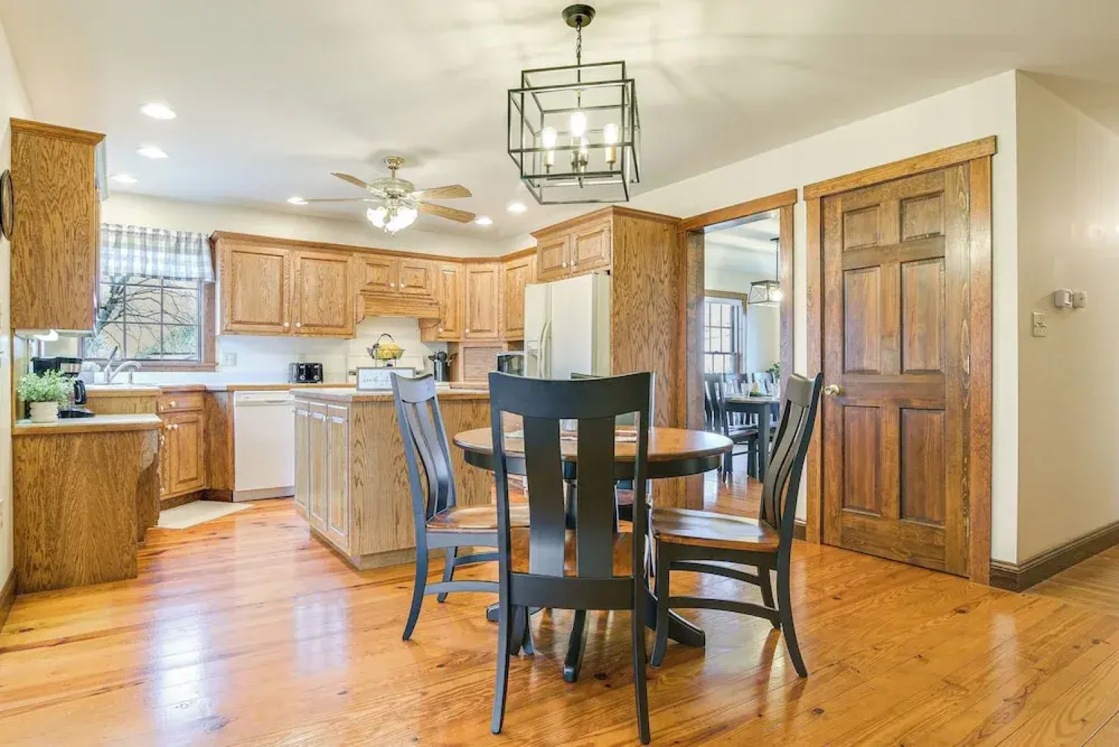4 Mi to the Amish Village: Spacious Home w/ Deck!