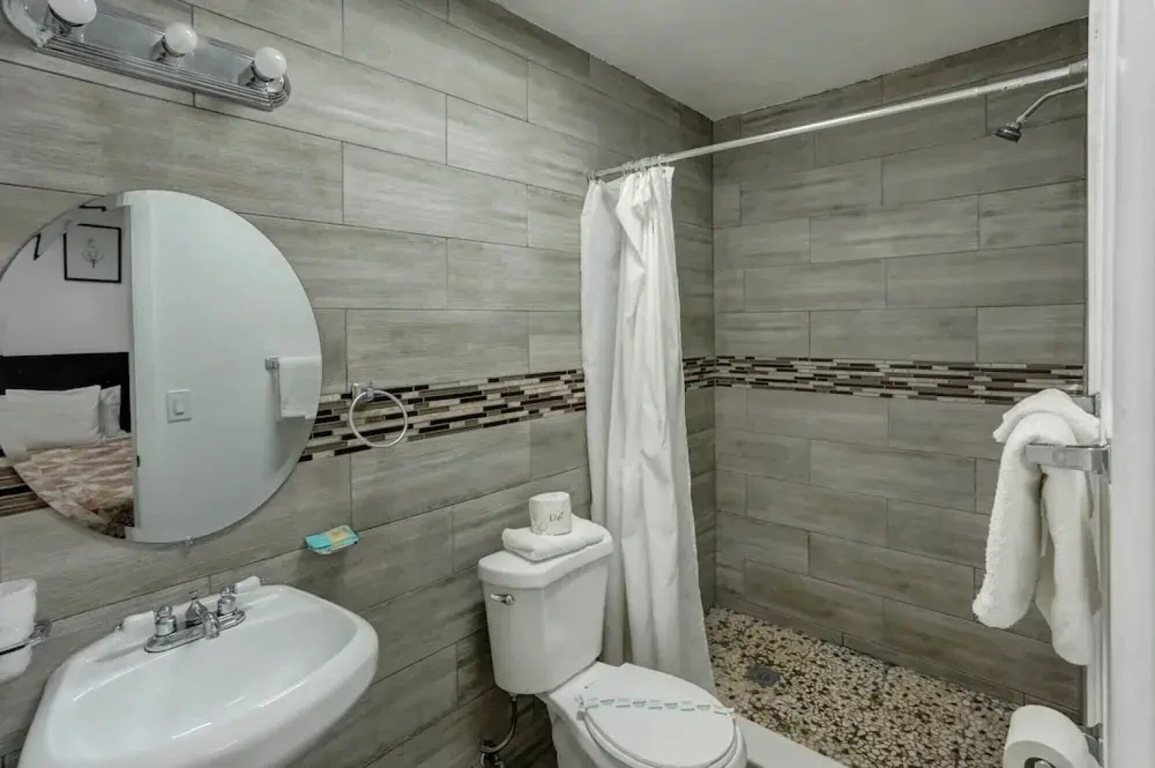 Richards Motel Courtyard