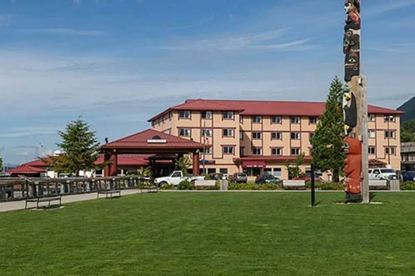 Totem Square Hotel & Marina