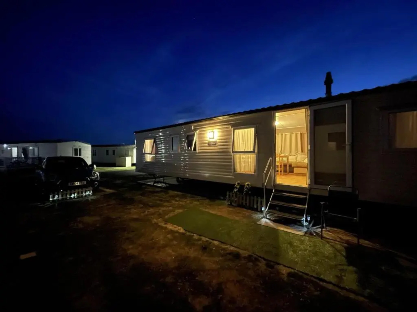 Caravan - Sleeps 10 - Pet Friendly - Parking