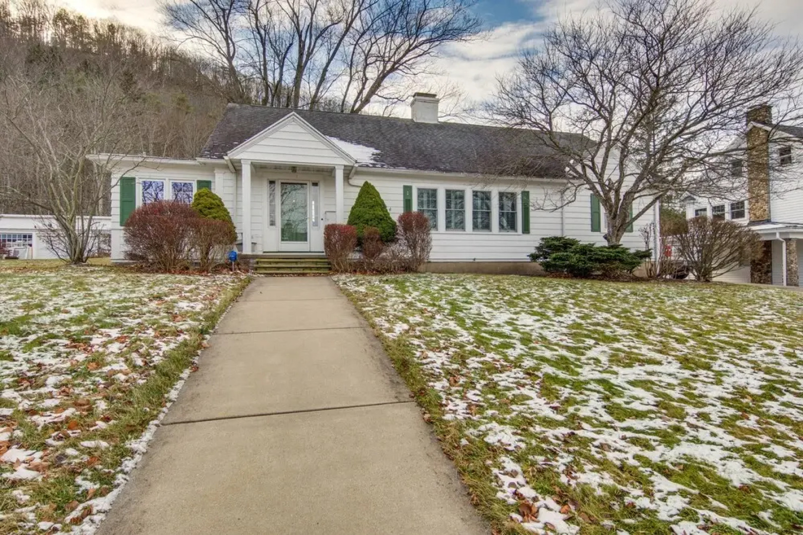 Charming & Spacious Olean Home w/ 2 Fireplaces