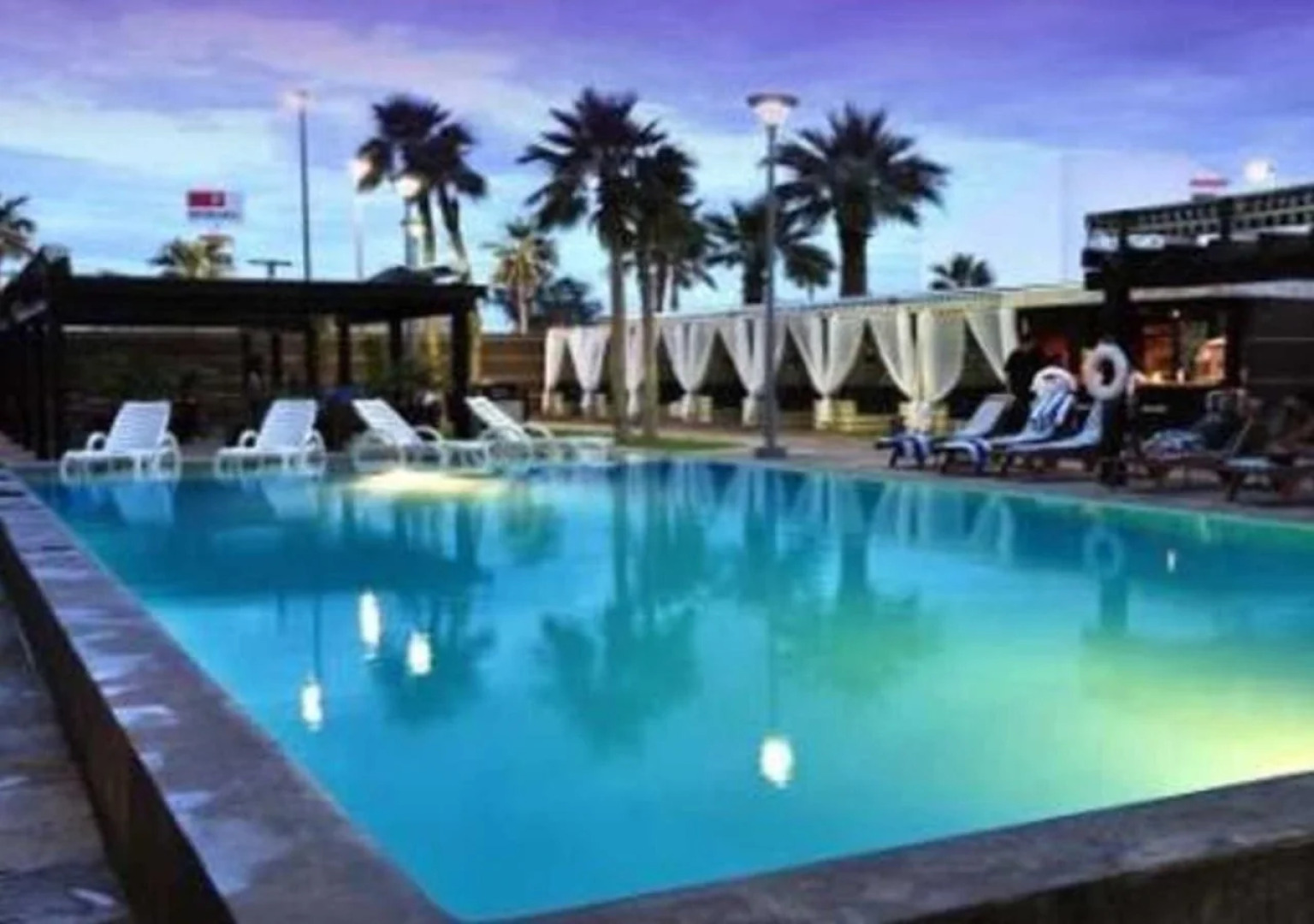 Hotel Mesaluna Near American Consulate