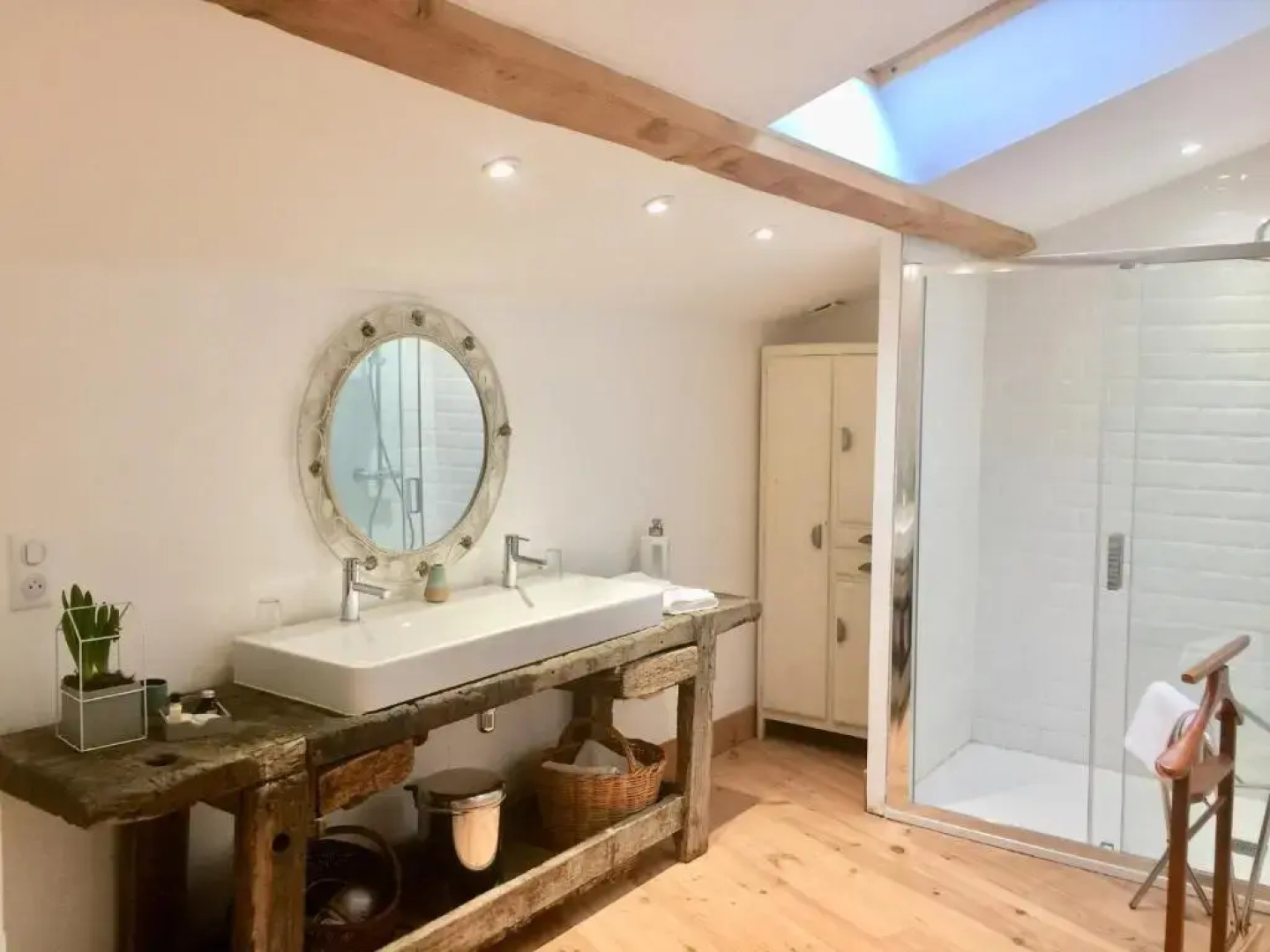 Magnificent Renovated Farmhouse - 10 Min A7 -