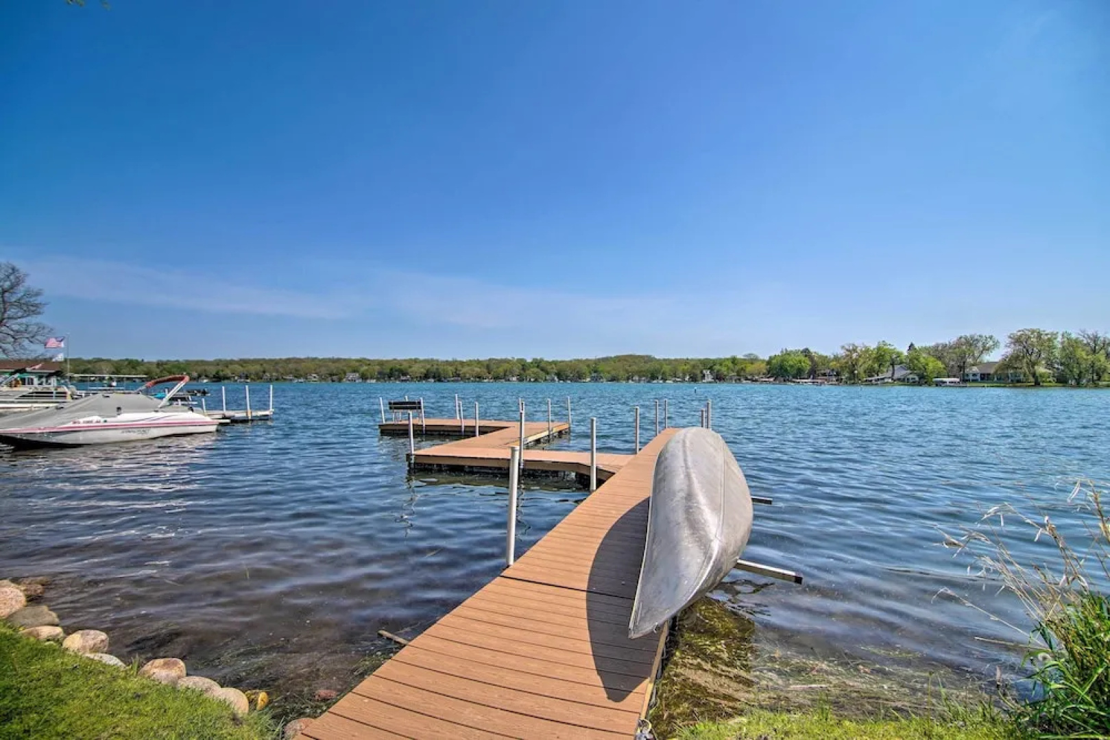Serene Lakefront Escape: Boat Dock & Grill!